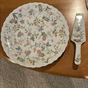 Gold trim cake / serving plate with server